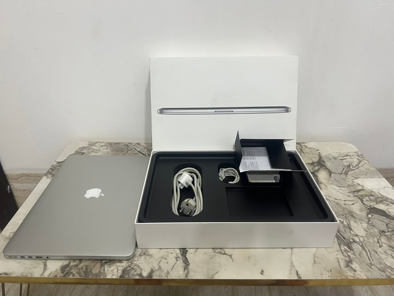MacBook Pro Retina 15” Mid 2014 للبيع

* Intel Core i7 Quad Core 2.2GHz
* RAM 16GB
* SSD 512GB
* شاشة Retina 15.4” (2880×1800)
* macOS Sequoia مثبت ويشتغل بسلاسة
* البطارية 292 Cycle دوره
* الجهاز نظيف جداً، بدون خدوش
* مع الشاحن الأصلي + الكرتون + الكتيبات
* مناسب للتداول، الدراسة، الشغل وبرامج التصميم 
* الجهاز شغال 100% بدون أي مشاكل
الجهاز مالتي خاص ضمان بس اني مستخدمه


**إذا كنت صاحب هذا الإعلان وتريد حذفه لأي سبب، رجاءا أرسل رسالة إلى الدعم الفني**