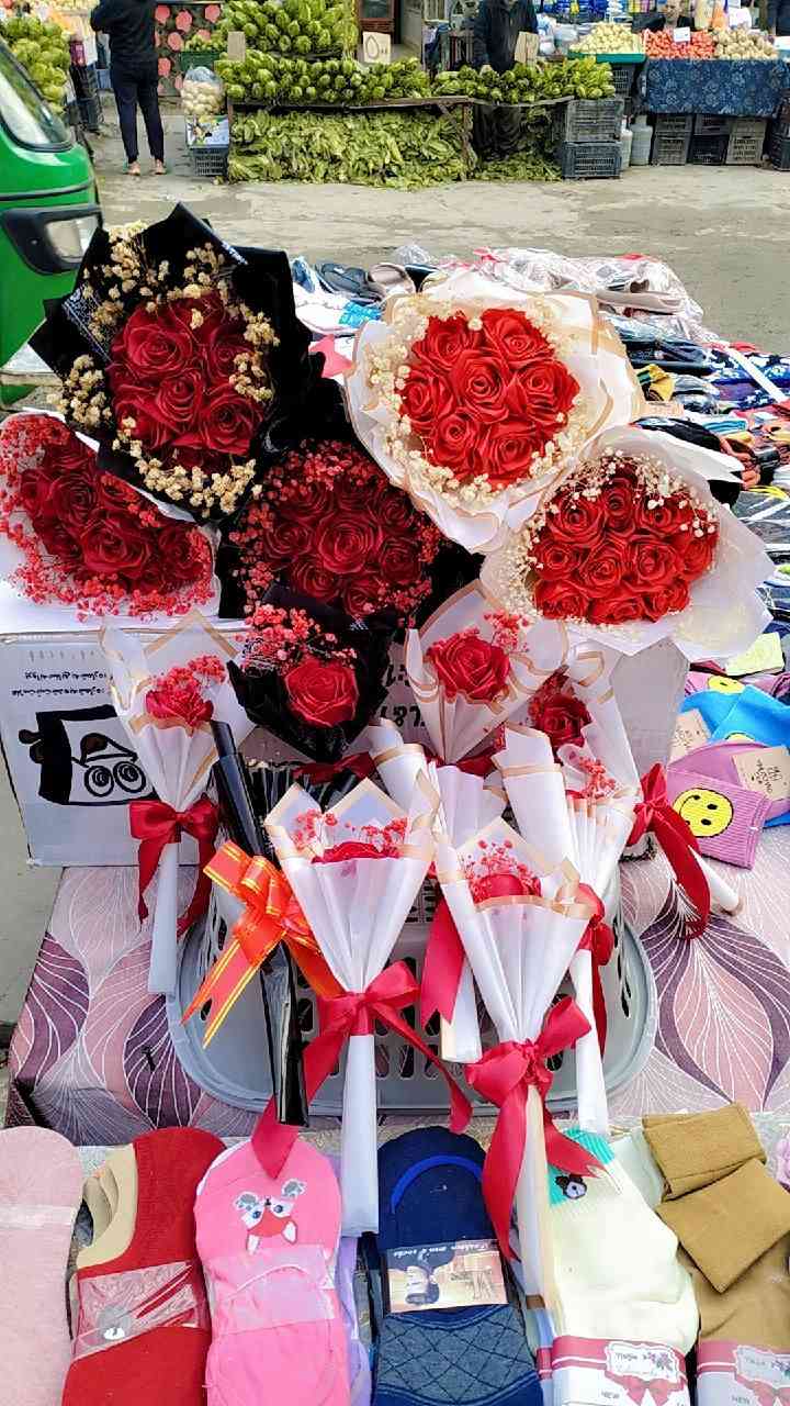 تجهيز كافة الورود الصناعية🌹
يوزر الانستا(ss.vsy)
  للطلب( ***********)
