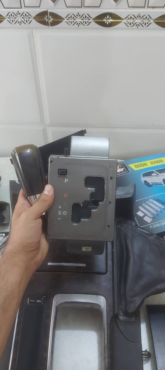 سلام عليكم اخوان
هذني القطع مال لاند كروز للبيع 
مسجل 
يدات مال اربع بوب كاملة 
صاجات 
دكت تبريد وبوابة تبريد 
حاضنة كير كاملة 
علامة تيوتا 
منفضة 

كلهن بلاديات اصلي 

قيّم سعرهن بالمعقول واتصل 
مكاني واسط الصويرة 
***********
