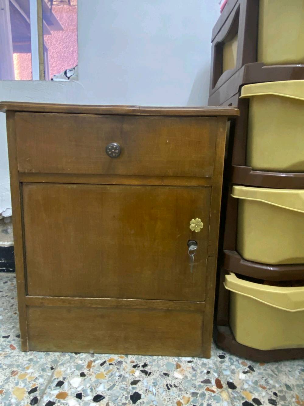 السلام عليكم
كنتور 6 أبواب و ميزتواليت و2 بوفيات وزاويه
السعر كلهم 350 وبيها محال
***********
ممكن تذكرلي موقعك بالعراق بالتفصيل: أي محافظة/منطقة بالضبط حتى نضيفها بالإعلان؟: 
بغداد سبع قصور
شنو نوع الخشب أو الموديل إذا تعرفه؟ وهل الطقم محلي لو مستورد؟: 
خشب صاج باب اول 
الحالة شلون؟ بيه خدوش/كسر/تفكك بالمفصلات أو الأقفال أو يحتاج تصليح؟: 
لا 
هل البيع كله سوا بس لو ممكن ينفصل كل قطعة وحدها؟ وإذا أكو بيع مفرد شكد سعر كل قطعة؟: 
اكو مفرد
السعر 350 ألف نهائي لو بيه مجال للتفاوض؟ وهل أكو توصيل لو الاستلام من المكان فقط؟: 
بي مجال
