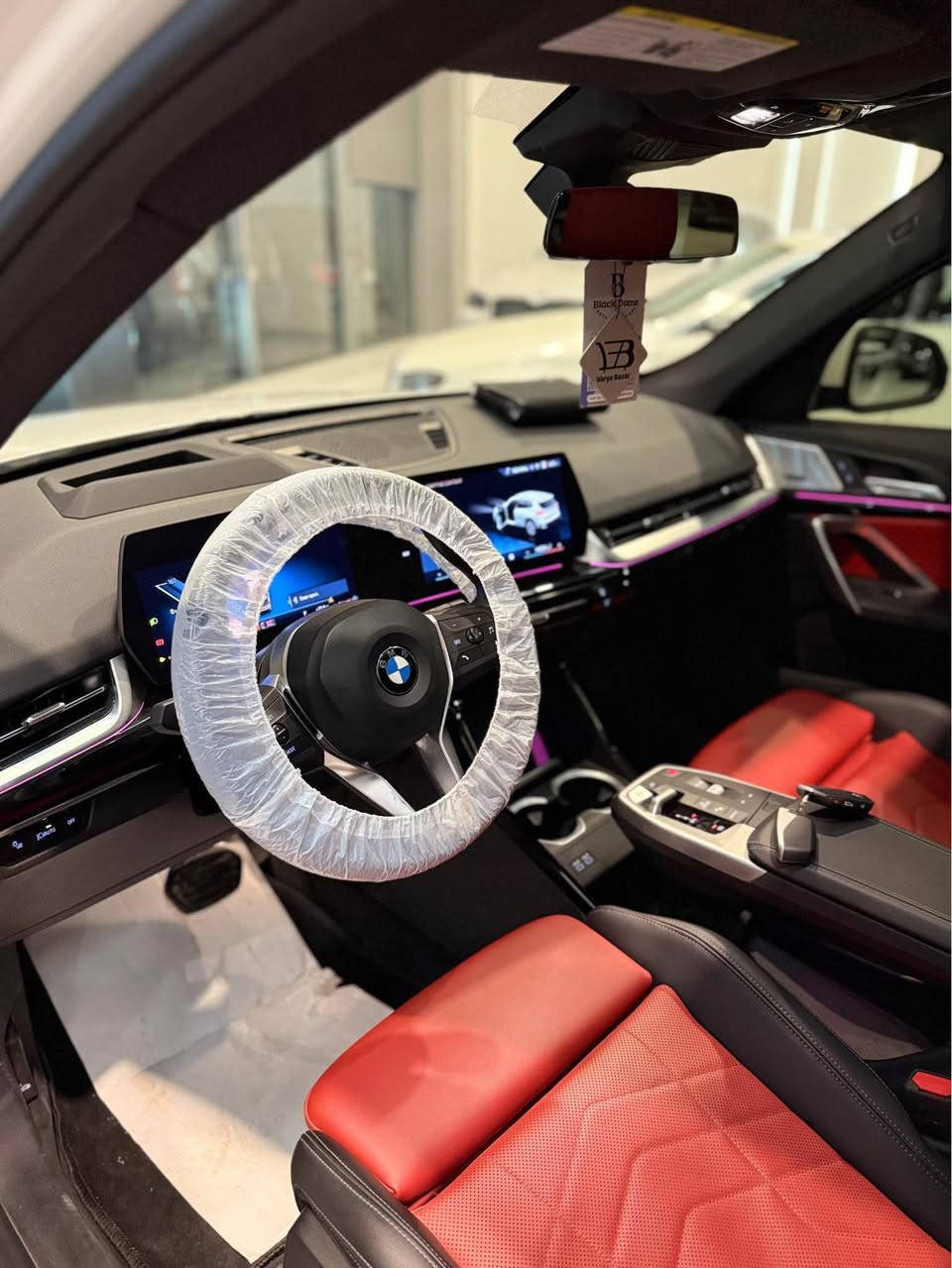 BMW X1 2024 Xdrive 28i Luxury Line Full Option 
عدد المسافات ٤ الف فقط میل ماشيه يعني زيروو 
مكينة: 20 توين توربو ✅
كفالة كير ومكينة كلها بشرط بلادي برغي ممفتوح بيها صاروخ ماشاء الله سيرفس كامل 
مواصفـات لكجري Luxury 
. داتا شـو (لاينر) + كيج (عداد) الكتروني
. فتحة سقف ) .
. رادار 360 درجة + رادار نقاط عمياء
. رادار تحديد مسار وخطوط شوارع
. كشنات هيتـر + خزن ميموري
٤ كاميرا ٣٦٠ درجه ) .
. تغيير الصوت وتغيير الاغاني عن طريق البعد (اشارة اصابع)
. ويل M 
. لايت اوتو عالي ناصي + ماسحات جام اوتو
. تشغيل عن بعد
. اوتو ستار + اوتو هولد 
. دشبول ليزري عدد الوان متغيرة
. صندوك كهربائي بصمة  + عن بعد
. سستم صوت سماعات هارمان كاردون
. مواصفات هواية متنعد ذكرت عدد منها
سيرفس كامل وتخم تایرات جدید كونتيتال شريكه و بيها فقط جاملغ صبغ امامي جهه سكن صبغ 
رقم اربيل  تحويل مباشر جاهزة من كل النواحي
السعر: 300$   💵 وبيها مجال شوية ومستحيل اكو اختها بهذا السعر على هيج نظافة ونصبة ماشاء الله

العنوان: اربيل 

 *********** ☎️
واتساب - اتصال أربيل, العراق
