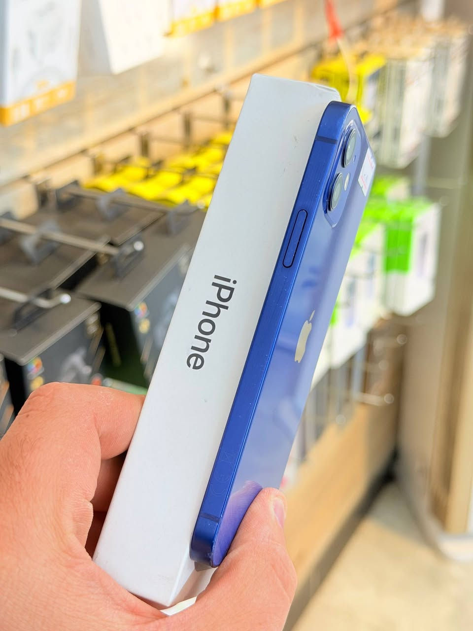 ✅  متوفر بيع بلنقد ولاقساط ✅
ايفون 12 ذاكره 128 بطاريه 88 يعني جديد نضافه 90 ‎%‎ كامل ملحقاته وتر بروف فحص حاسبه كله نورمال يعني ممبدل بي شي شرط تفحص بالوكاله نموذج M الأصلي ✌️
لون مميز (ومتوفر اقساط على مصرف الرافدين )تاخذه ضمان 5 ايام اي مشكله او عطل من المركز 
السعر 350 الف 💙
العنوان بغداد البياع شارع 20 مقابيل علي العناب او الشيف السوري مركز الهاتف لاصلي 
📞📞***********
📞📞***********
