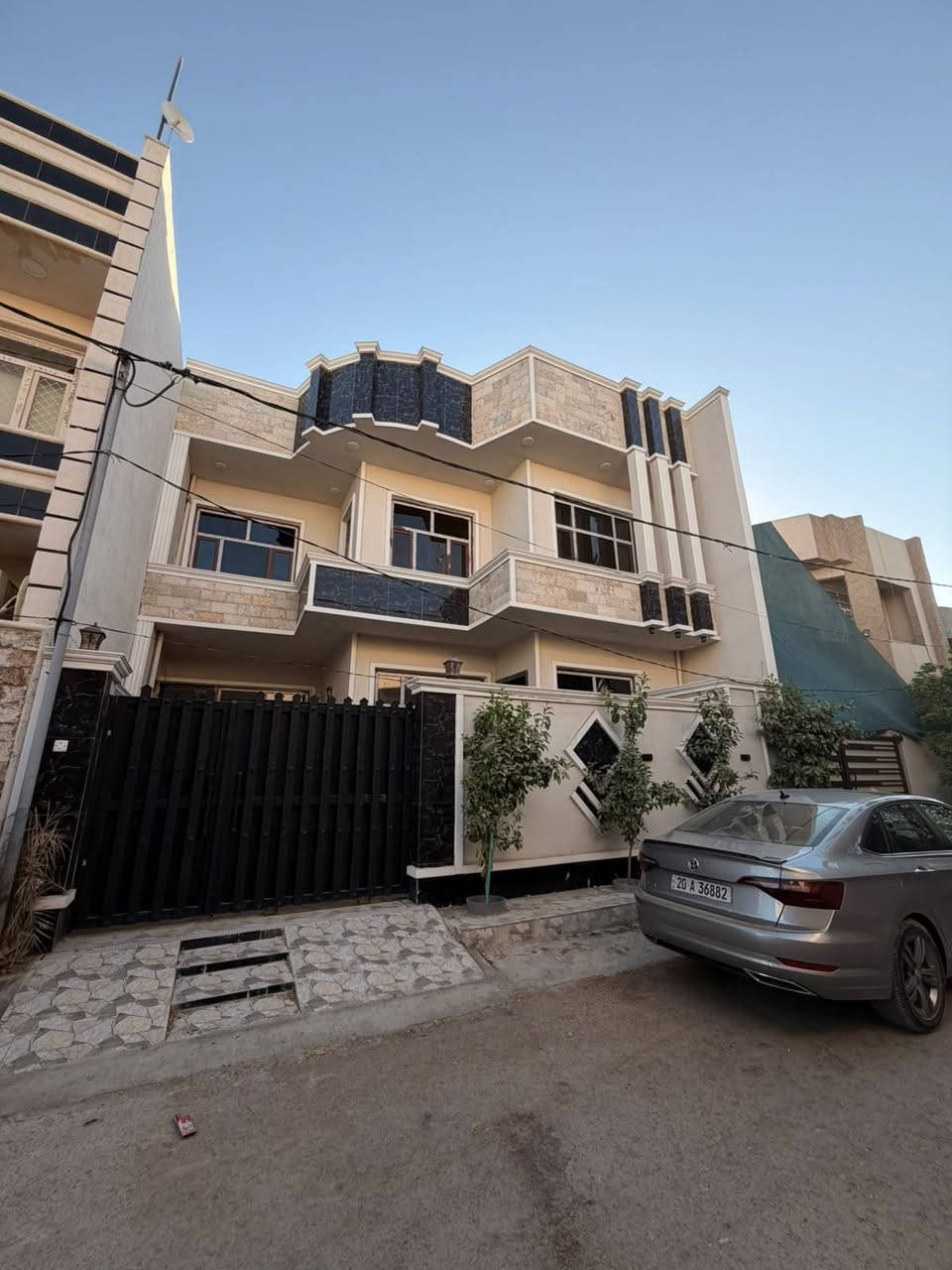 🏡 منزل حديث للبيع – جاهز للسكن الفوري 🏡
الموقع: بعقوبة، منطقة دور الزراعة / الثانية.
المساحة الكلية: 130 متر مربع.
الأبعاد: الواجهة 10 أمتار | النزال 13 متر.
نوع البناء: بناء حديث (درجة أولى)، جاهز بالكامل بأعلى مواصفات الجودة والتشطيب.

📐 تفاصيل وتقسيم المنزل (طابقين):
🔹 الطابق الأرضي:
كراج سيارة أمامي.
تواليت خارجي إضافي للضيوف.
صالة استقبال واسعة.
مطبخ حديث متكامل.
صالة داخلية (حولي) للمعيشة.
غرفة نوم .
مجموعة صحيات داخلية متكاملة ومجهزة بالكامل (مغاسل + تواليت غربي + حمام).
عدد (2) منور لضمان إضاءة طبيعية وتهوية ممتازة لكافة الأركان.

🔹 الطابق الثاني:
صالة داخلية (حولي) إضافية.
غرف نوم عدد (2) بمساحات ممتازة.
مجموعة صحيات متكاملة ومجهزة بالكامل (مغاسل + تواليت غربي + حمام).
سطح أول يحتوي على مساحة فارغة مجهزة (تأسيس مكان للغسالة).

🛠️ المواصفات الفنية والخدمية (جاهزية مطلقة):
الكهربائيات والصحيات:
تأسيسات كاملة ومتكاملة من الدرجة الأولى وبأجود المواد، مع تجهيز كامل لكافة دورات المياه والمغاسل.
المنظومة المائية: 
يحتوي البيت على (2) سخان مياه، ماطور مياه،
وعدد (2) خزانات مياه علوية.
الحالة: البيت نظيف جداً، متكامل الخدمات من كل النواحي، وجاهز للسكن فوراً.
📞 للاستفسار ومعاينة البيت:
يرجى الاتصال : 
***********
***********
