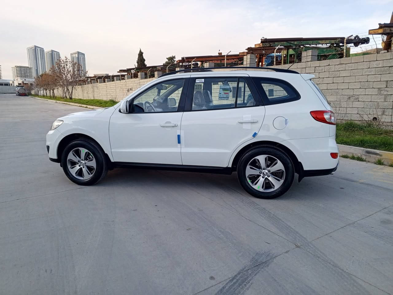 السلام عليكم للبيع هونداي سنتافي خليجي 2012 لون ابيض ثلجي بدون صبغ بيه شبر تحكيل كارت و3مكانات تعديل سياره كلش حلوه واحله من لصور وجاهزه نص مواصفات  سلايت مرايات شفط ويل كروم فراشه 5ويل تحكمات ستيرن كامره بلاديه حساس خلفي داخل صاج ثلاجه بلجكمجه شباك نيكل 7راكب 3قطع تبريد داخل بيجي كير محرك تبريد كله بشرط ومامفتوح محرك 2400دوش سياره جاهزه وحلوه واحله من لصور ماشيه190 الف حقيقي تخم تايرات جديد صدر جديد سيرفس كامل دهن فلاتر هايدروليك كله جديد كتلوكات سويجات ثنين سبير عدا شركه سنويه ارقام كله جديد لل2028 وبسمي تحويل بنفس ليوم مكان السياره #السليمانيه السعر 143وبيه مجال بسيط كلش الشراي يخابر ***********
