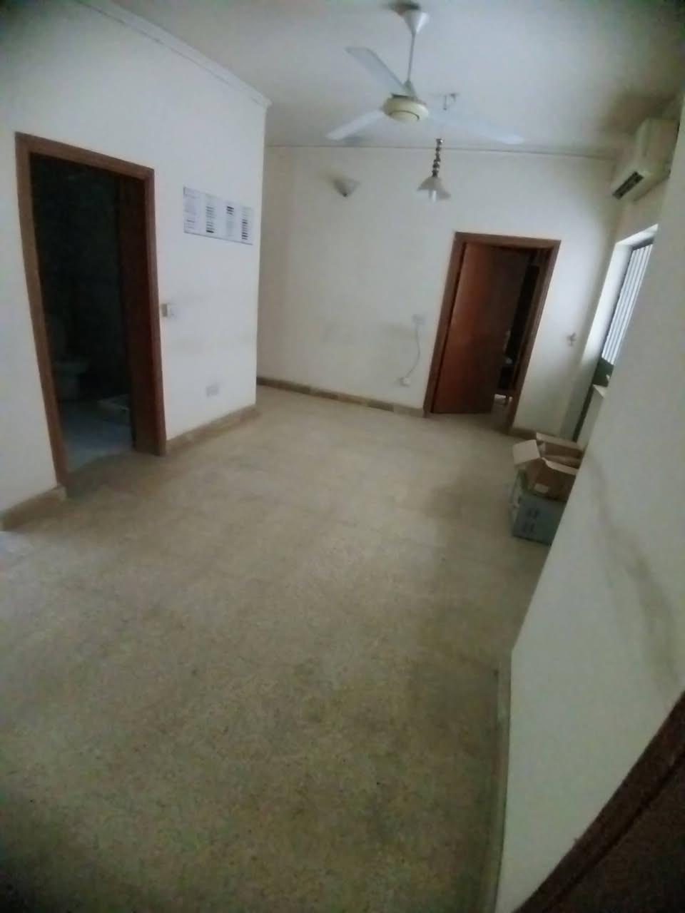 دار للايجار 
الموقع .../ العرصات ..تجاري 
 
المساحه 350 متر 
 
كراج حديقه 
صاله كبيره 
غرفتين 
وثالثه ماستر 

مطبخ 
ترك 

للاستفسار الاتصال 
***********
