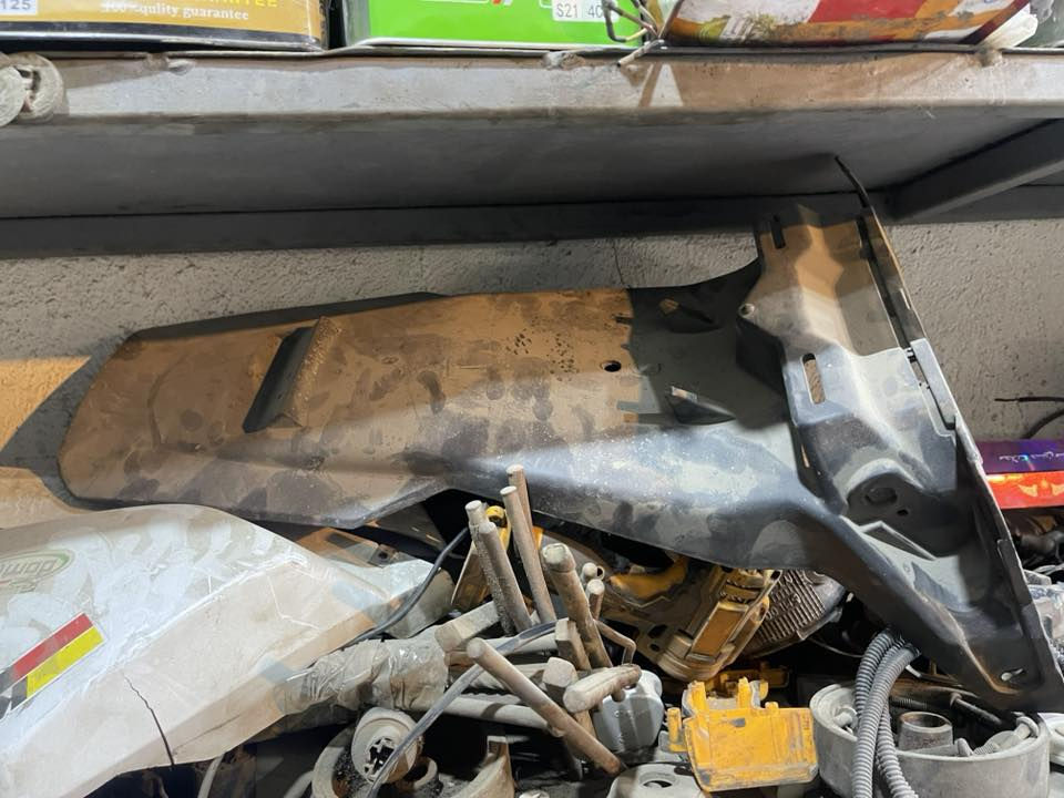 غراض سكنس جبلي صالنصه رياضي اصليه سعر 90 واقيه طين اصليه ما مشدوده بدراجه سعرها 20 
***********
