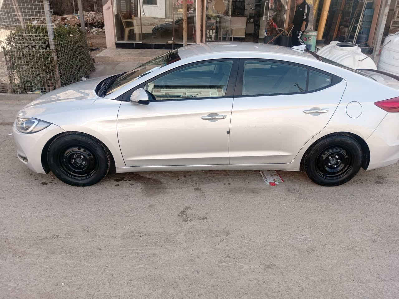 السلام عليكم للبيع النترا موديل2017 رقم بغداد دولي وارد امريكي ماشيه 127 حادثها دعاميه اماميه السياره ليبل واحد كير مكينه خير من الله  تخم تاير شاشه كامرا نضام سبورت نضام ايكو تحكم استيرن منضومه زنون بيها قطع صبغ علما السياره مال جناي مال بيت مابيها اي نقص السعر 123 وبيها مجال العنوان بغداد البياع تقاطع درويش التراث ***********
