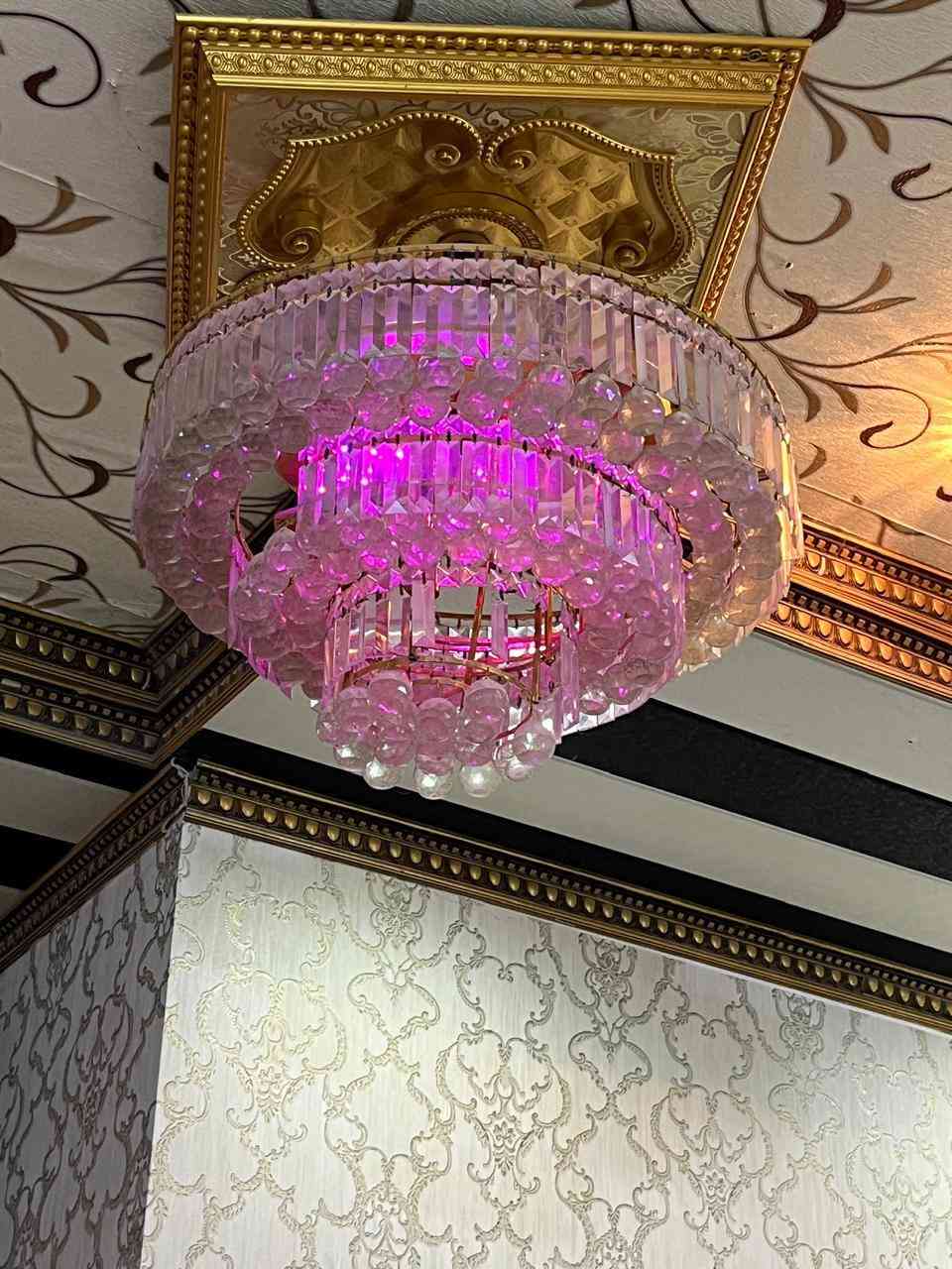 ثريه كبيره مع اثنين ثريات وسط نظيفات جدا ***********
