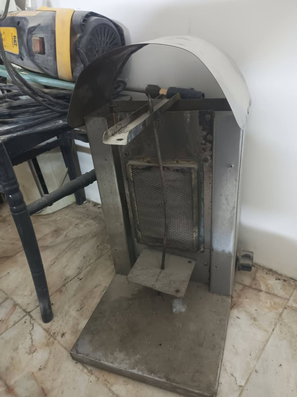 السلام عليكم رمضان كريم
شواية كص صغيره استخدام قليل . السعر 35 الف .
جهاز صنع الكرب هيتر جديد والفحص. حجم كبير سعر20 الف 
 مكاني التاجيات. يم مرور التاجيات جسر الدوار 
*********** بي وتساب
