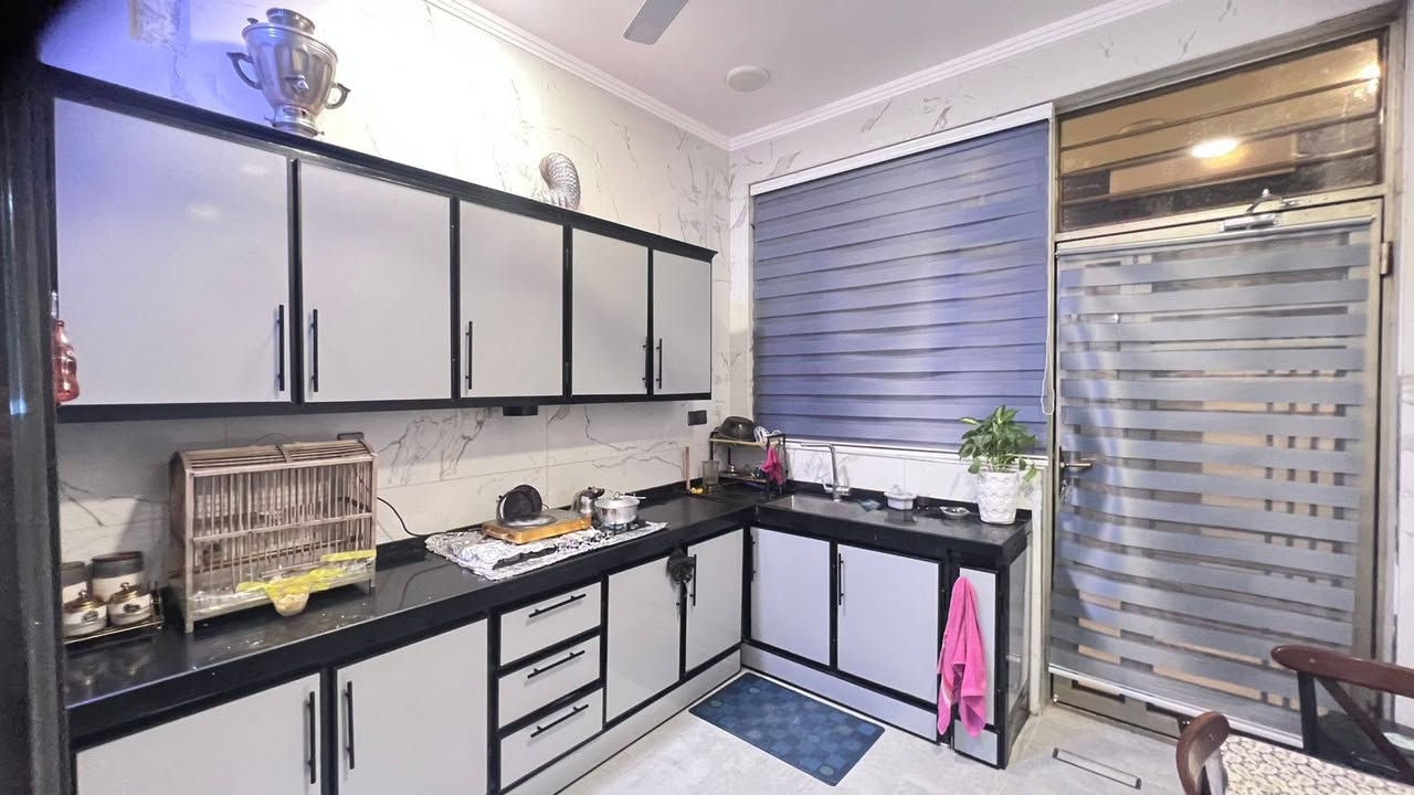 🏡 دار 140م² VIP للبيع - الكريعات

   واجهة 8م × نزال 17م | شارع 10م | بناء 2025
   كله مرمر درجة أولى

   التفاصيل:
   - استقبال فخم فاصل + هول كبير
   - 5 غرف نوم 
   - 1 ماستر دريسنغ روم - مجمع ملابس
   - 3 صحيات مرمر معلق
   - مطبخ مودرن بلت ان كامل
   - ديكور جبس + نجف كرستال + LED
   - ابواب تركي + شبابيك PVC
   - تاسيس سبالت + مروحة سقف

   موقع راقي هادئ قريب من الخدمات
   السعر: 425 مليون قابل للتفاوض 💎

   ***********
   شركة أصل الجوهره - بأداره أوس وياسر البحراني
