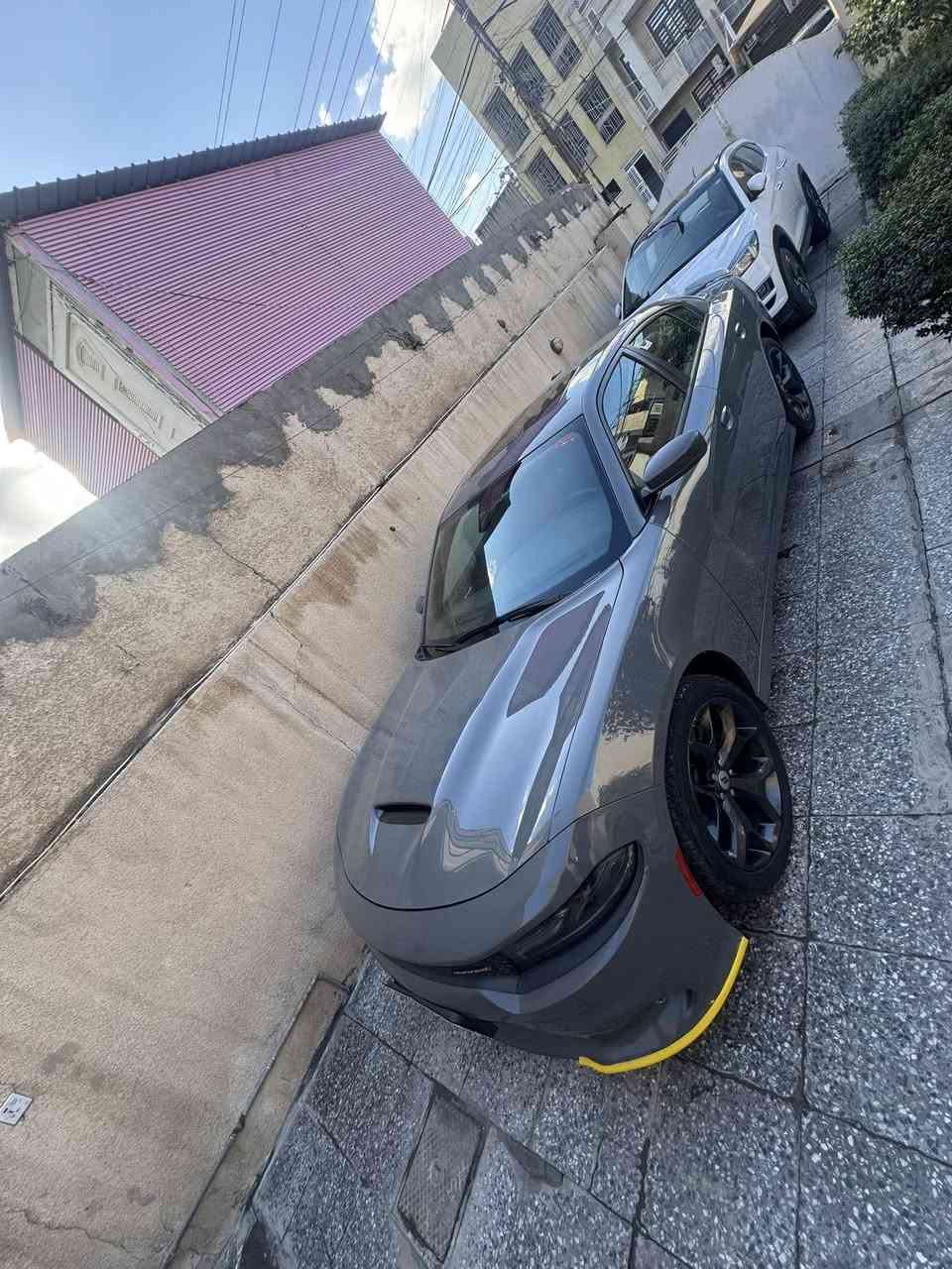 السلام عليكم اخوان جارجر GT خليجي  ٢٠١٩سمنتي رقم بغداد بسمي وكالة ليث العبيدي مكفولة من الضربة والصبغ فقط بارد بالجاملغ الامامي ايمن من يم الواقيه وتكحيل و بالباب كد شبر بسيط فول مواصفات فتحة سقف شفتات كير بالستيرن بلادية شاشة جبيرة دبل كشنات جلد دبل حظن علامة جيتي كشن سايق كهرباء دكمة سبورت ودكمة سوبر سكات محرك ٣٦٠٠ سته سلندر شوته kn بلادية السيارة نظيفة كلش والصور تحكم مكاني بغداد حي الجامعة رايدها ب٢٥٥ وبيها مجال ***********
