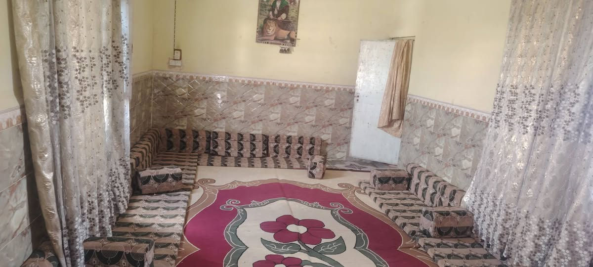 سلام عليكم لارض البيع 8دونم بيه ثلاث بيوت وربع حقول كلشي متوفر كل خدمات ماء كهربا تبليط  مكان بين القلعه ول عزير قريت جمشه  تواصل ***********0 واتساب
