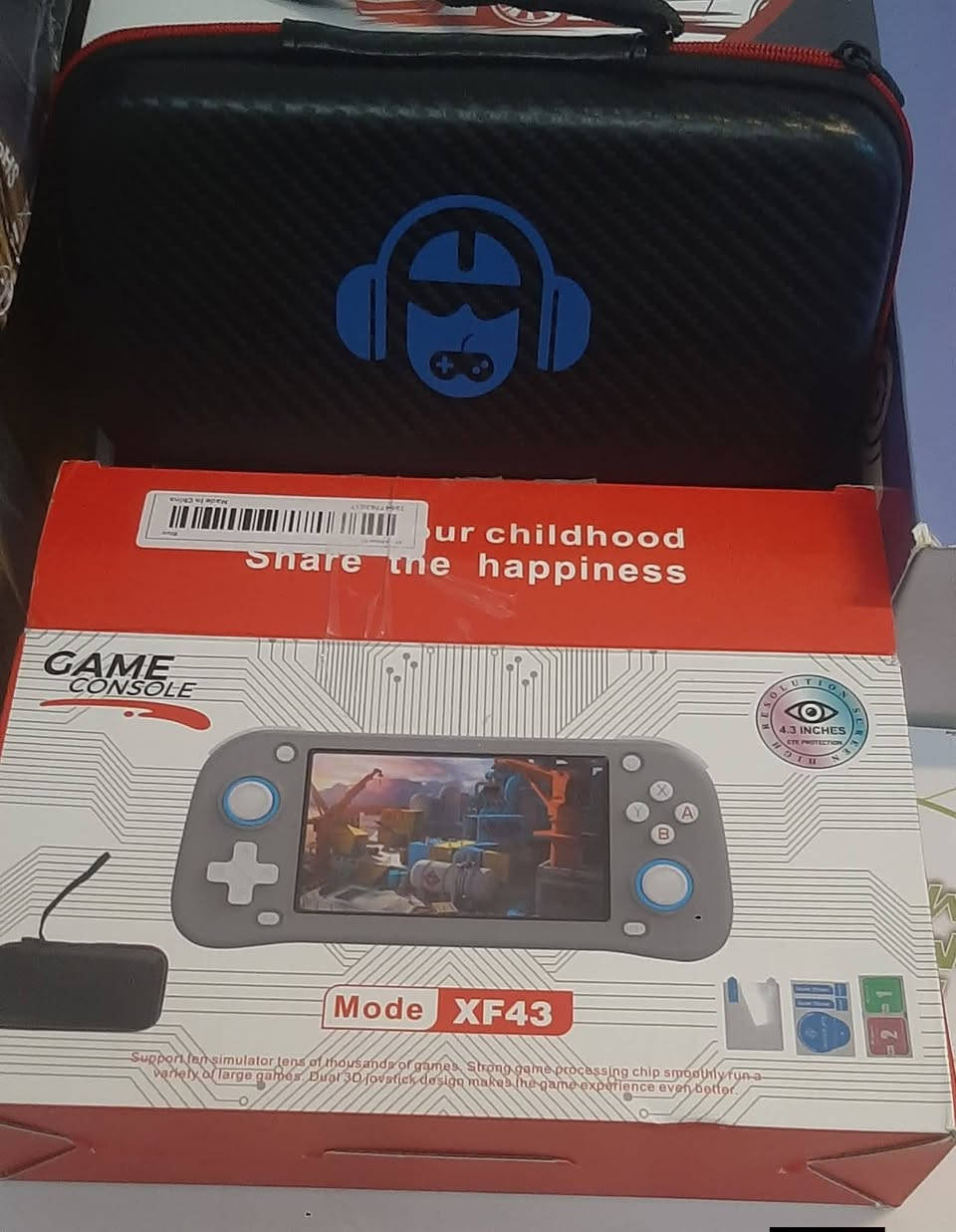 جهاز Game Console Mode XF43 للبيع
منصة ألعاب محمولة مخصصة لمحاكاة الألعاب الكلاسيكية (Retro Gaming)
أهم المواصفات والمميزات:
الشاشة: شاشة IPS بحجم 4.3 بوصة توفر زوايا رؤية جيدة وألواناً واضحة.
المكتبة الضخمة: يأتي الجهاز محملاً بأكثر من 15,000 إلى 20,000 لعبة كلاسيكية مخزنة على بطاقة ذاكرة (SD Card).
المحاكيات المدعومة: يدعم أكثر من 30 محاكياً لأنظمة قديمة مثل PlayStation 1 (PS1)، Game Boy Advance (GBA)، Super Nintendo (SNES)، وNES.


**إذا كنت صاحب هذا الإعلان وتريد حذفه لأي سبب، رجاءا أرسل رسالة إلى الدعم الفني**