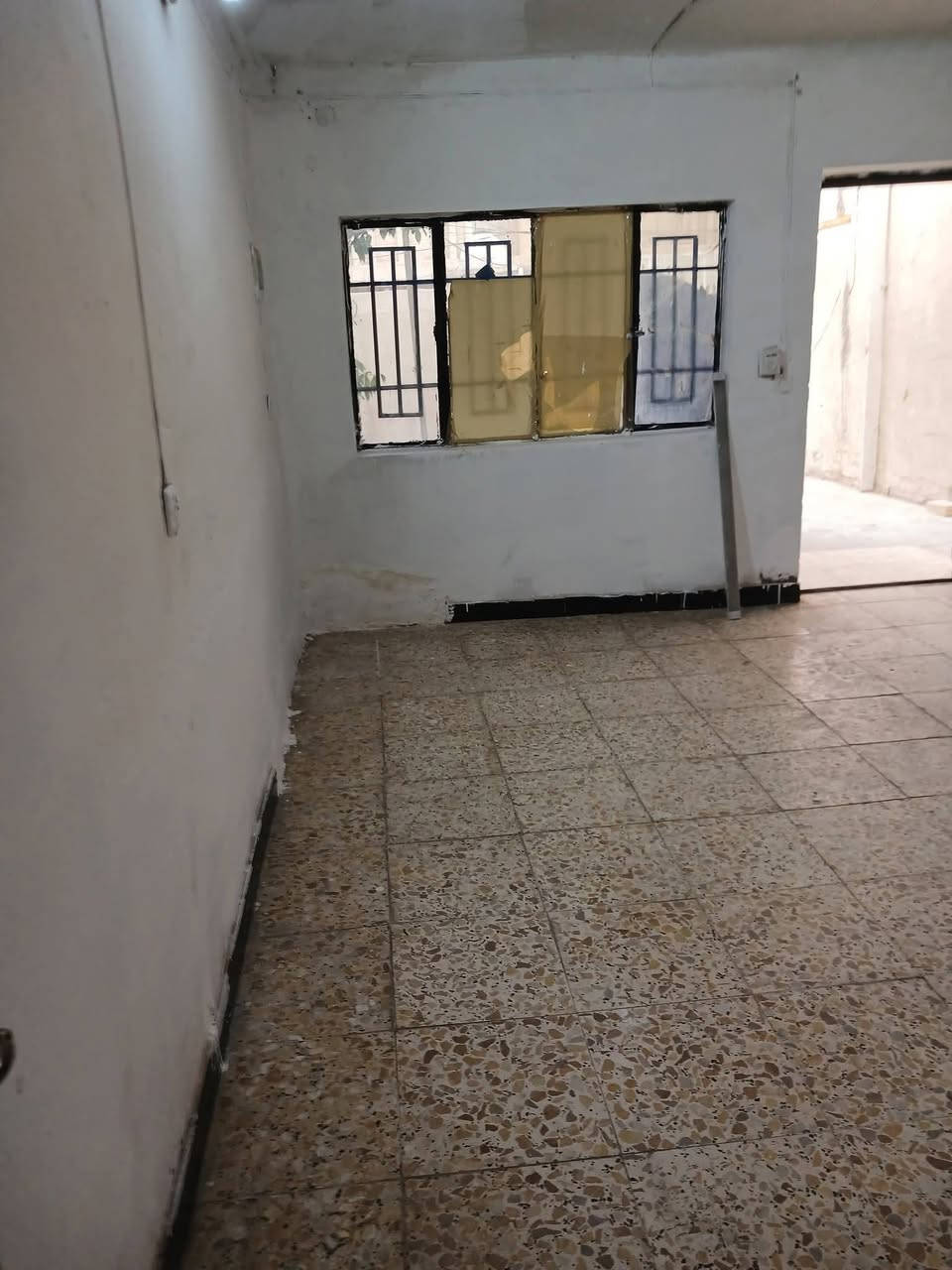 لل يجار بيت مساحه ١٠٠متر طابقين يتكون من كراج مدخلين صاله ومطبخ وخدمات وغرفة نوم وترك وطابق ثاني غرفة نوم وخدمات وبيتونه وسطح نضيف وحلو مكانه شرطه الخامسة يجاره ٤٥٠ لل استفسار اتصل مكتب دارك للعقار ***********
