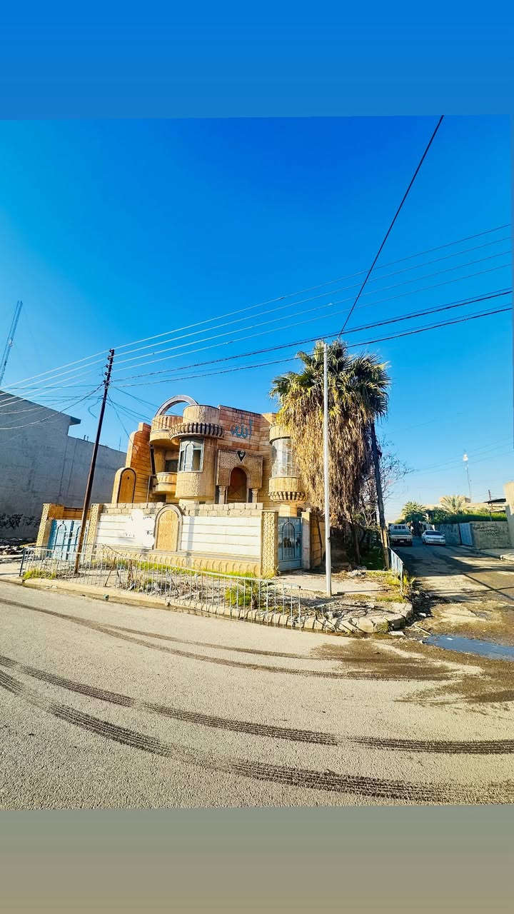 دار للبيع – موقع مميز
في حي الميثاق قرب حلويات الوتار 
مساحة 300 متر مربع، ركن على شارعين.
يبعد 20 متر فقط عن الشارع العام.
يتكون من طابقين ويحتوي على غرف نوم عدد 6
وهولين ومطبخ ومخزن وكراج وسرداب تحت البيت.

قابل للترميم والتجديد حسب الرغبة.
الدار شبه تجاري 
مناسب للسكن أو للاستثمار التجاري.

سند جديد (طابو الزهور) مع إمكانية التحويل المباشر.
التعاقد والتعامل مباشرة مع المالك الشرعي.
البيع بدون وسطاء

✨ فرصة مميزة للتملك الفوري
للاستفسار اكثر مراجعة مكتب التطوير للعقار سايدين الميثاق مقابل مطعم رائدر بدر وقرب جامع لا إله إلا الله 
اوالاتصال على الارقام التالية🔸🔹  

 *********** واتساب + فايبر
‏*********** واتس + فايبر 
*********** واتس + فايبر
 *********** واتس + فايبر

1️⃣ يوجد بيوت  للبيع  سكني تجاري🏭
2️⃣ يوجد اراضي للبيع سكني زراعي🏡
3️⃣ يوجد تعقيب تحويل ملك عقار📋
4️⃣ يوجد  كادر مساحين اراضي📐
5️⃣يوجد كادر بناء بيوت 🧱
6️⃣ يوجد كادر تفليش بيوت 🏗
🔹 نستقبل كافه العروض التجاريه والسكنيه 
🔹وعروض الايجارات على مدار 24 ساعه
