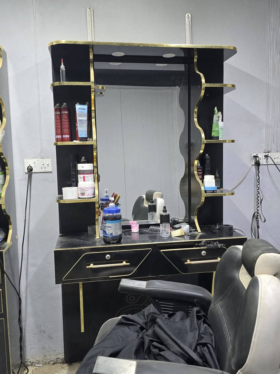 سلام عليكم ديكور مع كرسي نظافه ٩٥بل ميه  مستعجل عل بيع .بابل حله محاويل ***********
