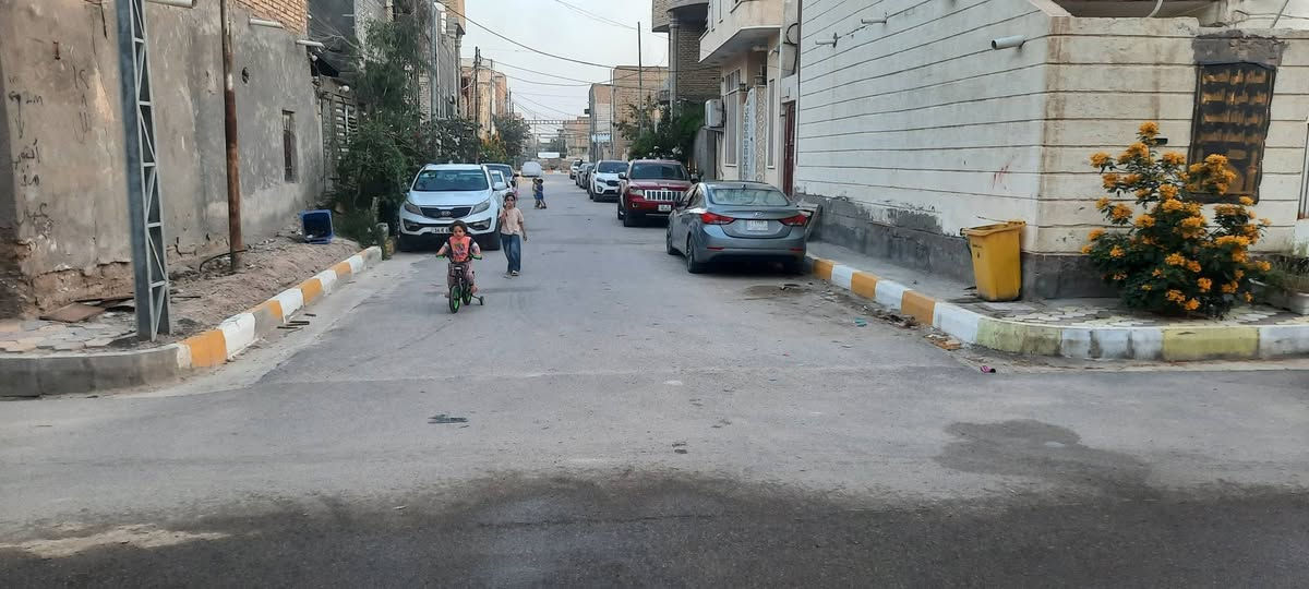 السلام عليكم بيت للبيع حي اور الثانيه خلف مؤسسه الشهداء المساحه  200.م على شارعين حرف T منطقه راقيه عرض الشارع 10 والمقابلة 10 لاستفسار الا تصال بل رقم ***********
