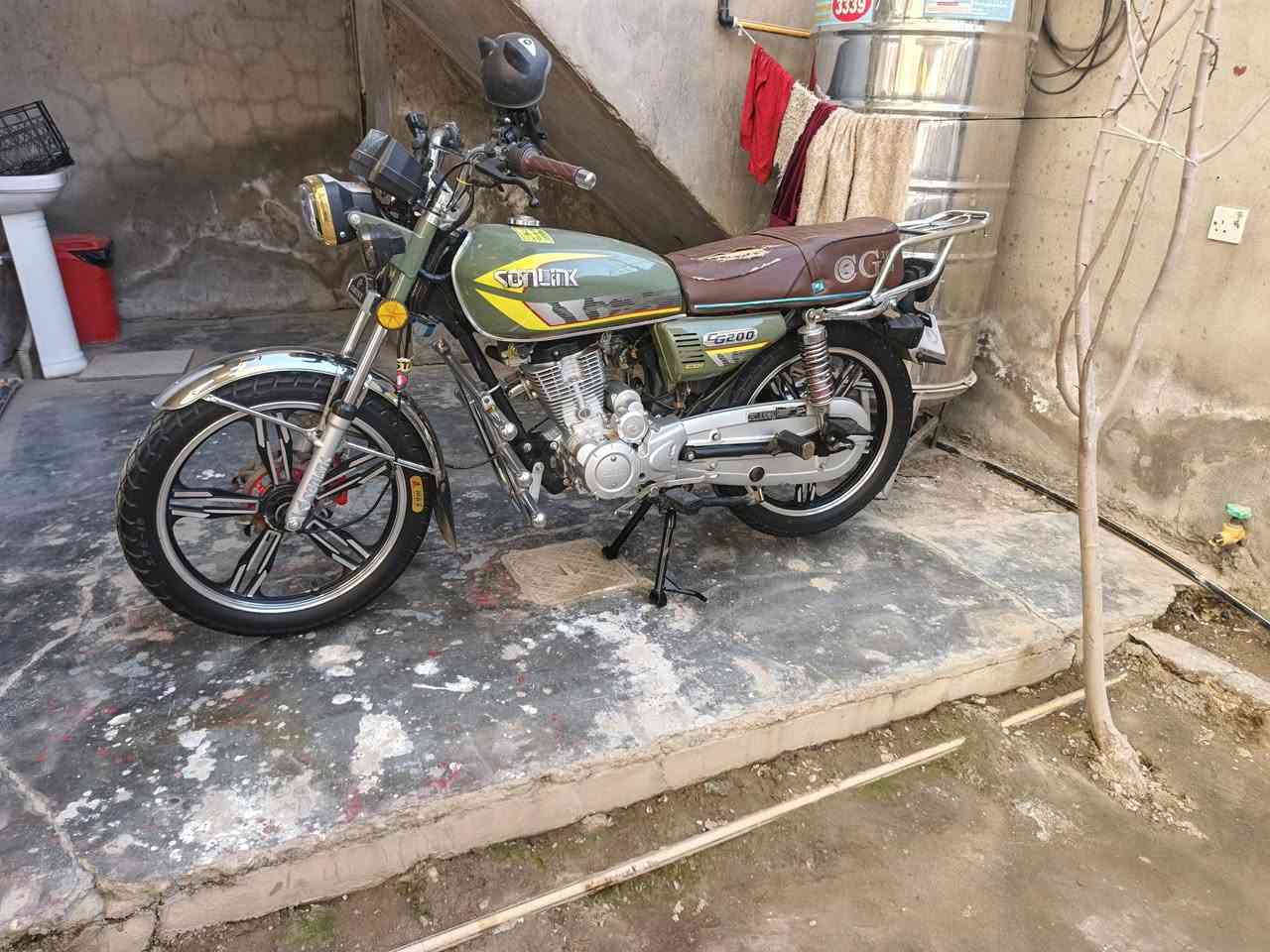 سولنك موديل 24 محرك 200cc اصل شلعه معدل فول اوراق منفيس بيه دراجه نظيفه مال جناي نقصه باتري ظعيف تايرات جدد كهربائيات شغاله.. العنوان فلوجه شهداء.. السعر 750....***********
