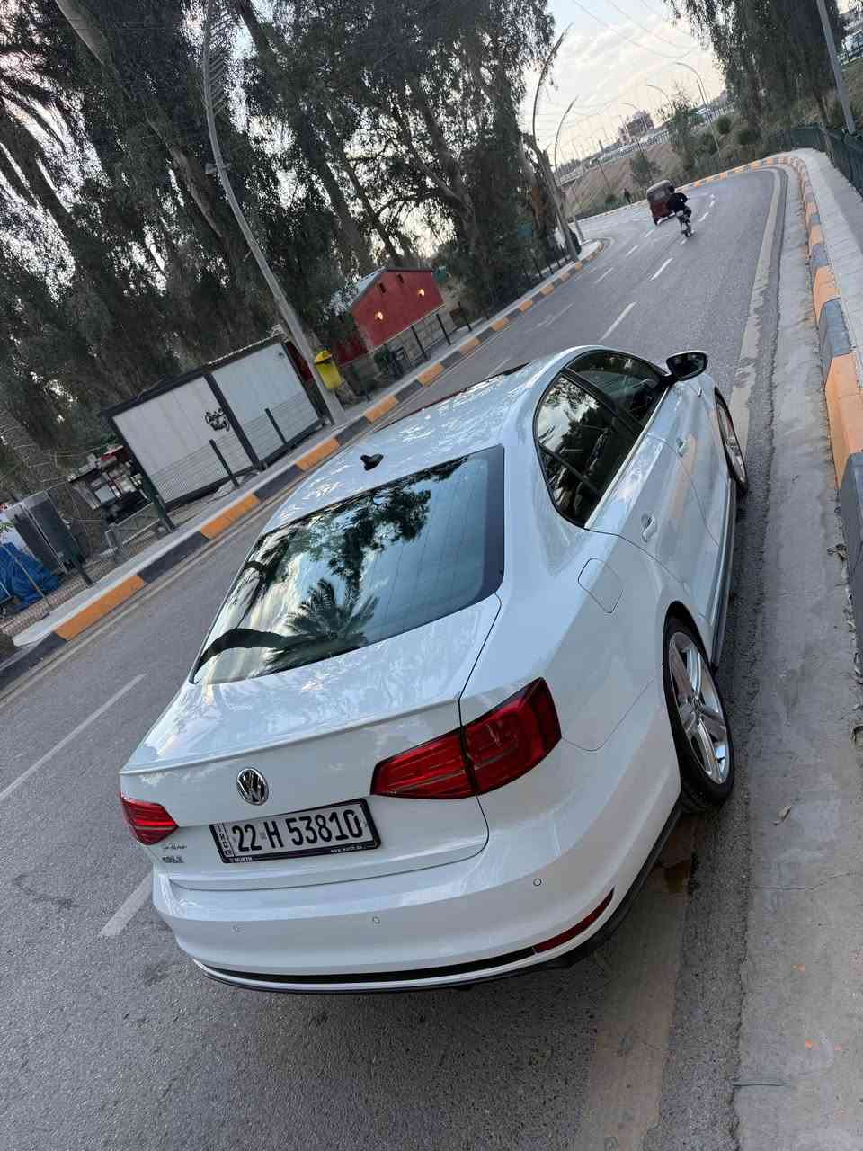 🚘🔥 Volkswagen Jetta GLI 2017 🔥🚘
نسخة رياضية أصلية | 2.0 Turbo | بدون صبغ نهائيًا 🎯

📍 ديالى – بعقوبة
📞 *********** (اتصال / واتساب)

━━━━━━━━━━━━━━━━━━

🔹 الموديل: 2017
🔹 الفئة: GLI الرياضية (Top Sport Trim)
🔹 المحرك: 2.0 Turbo – 4 سلندر قوي واقتصادي ⚡
🔹 الممشى: 109 ألف ميل
🔹 الحالة: بدون صبغ نهائيًا ✔️

━━━━━━━━━━━━━━━━━━
💎 المواصفات والتجهيزات:

✔️ فتحة سقف 🌤️
✔️ بصمة تشغيل + دخول ذكي 🔑
✔️ شاشة كبيرة + Apple CarPlay 📱
✔️ كاميرا خلفية + حساسات أمامية وخلفية 🚨
✔️ مراقبة النقطة العمياء
✔️ نظام فرملة طوارئ
✔️ تدفئة + تبريد مقاعد ❄️🔥
✔️ لوحة قيادة رقمية
✔️ إنارة محيطية داخلية ✨
✔️ مصابيح زينون + LED
✔️ 8 وسائد هوائية 🛡️

━━━━━━━━━━━━━━━━━━

🚀 GLI سيارة شبابية مطلوبة
🚀 ثبات عالي + تسارع ممتع
🚀 مناسبة للاستخدام اليومي والقيادة الرياضية

الفحص مرحّب به بكل شفافية ✔️
السيارة على الواقع أنظف من الصور 💯

#Volkswagen
#JettaGLI
#GLI
#NumanAuto
#سيارات_ديالى
#بعقوبة
#بيع_وشراء_السيارات
#ثقة_التعامل

━ بعقوبة, ديالى
