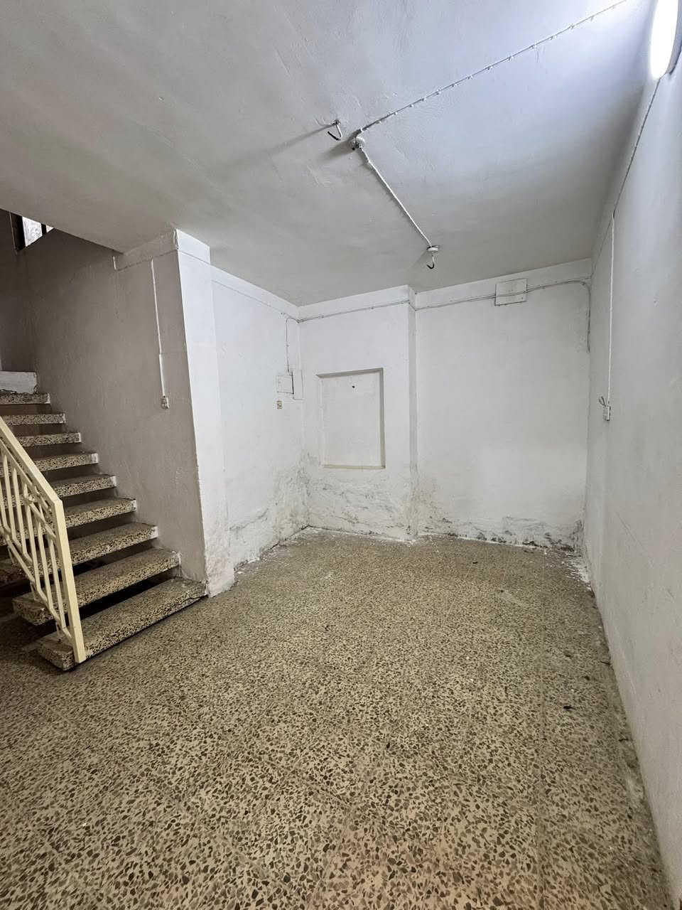 بيت للايجار في حي الامام قرب مدرسه الصادق 

يحتوي على 

غرفتين وكلندور ومطبخ وصحيات داخليه وخارجيه 

قيمه الايجار  350 وقابل للتفاوض 

للاستفسار مراجعه مكتب الخضراء للعقار

***********
***********
