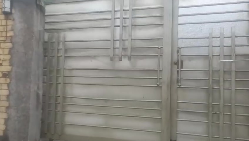 بيت زراعي وره بدعه للبيع مساحته 200 بناء جديد طابوق كونكريت غرفتين وصاله و مطبخ واستقبال وصحيات داخليه وخارجيه ومناور وكراج الأرضية بورسلين لاستفسار ع هذا رقم بي وات ساب ***********
