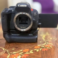 غراض تصوير للبيع كامره كانون معروفه D800 شاشة لمس قلاب مع كرب وبطاريات...