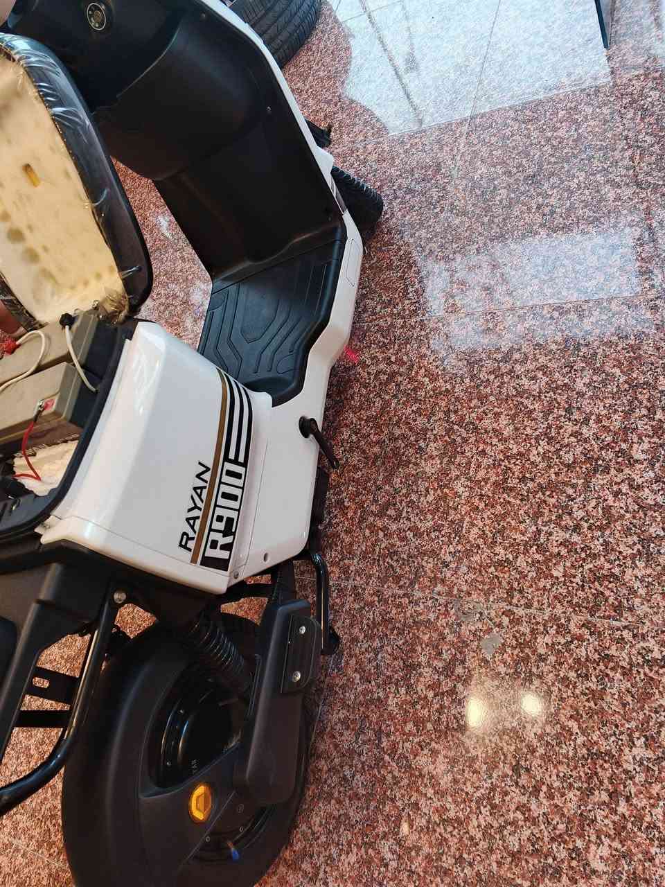 السلام عليكم عليكم متاح دراجة شحن R900 ريان بطاريات كبار مثل ماواضح بالصورة مامبدل بيها شي دراجة مال بيت ماشيه 62 كيلو ماصار عندي اهواي بصمتين سويجين كل شس شغال بيها بطارياتها على وضع الشركة شرط الفحص سعرها 500 مكاني بصرة الزبير حي الخطوة ***********
