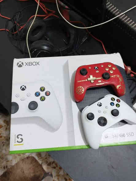 إكس بوكس سيريس اس نظافه 100 وياه اثنين يدات و سماعه و بي فيفا 26 السعر 350 وبي مجال للاتصال على الرقم ***********
