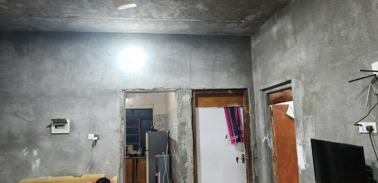 بيت مساحه 185 زراعي 
يحتوي على غرفتين وصاله ومطبخ وصحيات واستقبال 
الصاله عوزه ابياض،والاستقبال ما كامل السعر 100وبي مجال،البناء بلوك، مكانة بظهر المستشفى التركي مباشرةً اذا تاخذها قطعة تستفاد موقعها على شارعين رئسي تبليط وشارع فرعي كافة الخدمات ماء كهرباء وسحب..
للاستفسار الاتصال على الرقم ***********
