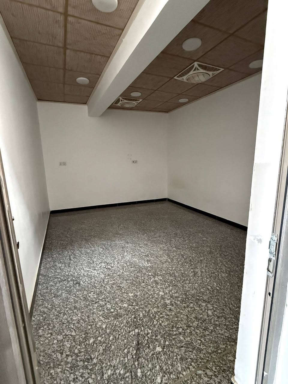 يوجد لدينا
شقه للايجار حديث البناء درجة أولى طابق اول

غرفتين كلدور مطبخ صحيات

سعر الاجار 350 الف

الماء والكهرباء واصل ع ابو الشقه

حله حي البكرلي الأسواق الأولى شارع المحوله

للاستفسار الاتصال على الرقم ***********
