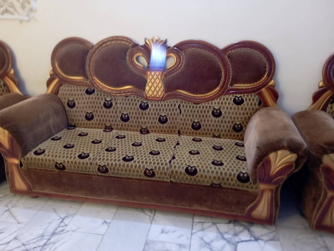 تخم للبيع نظيف جدا متكون من عشر مقاعد السعر 350تلفون***********
