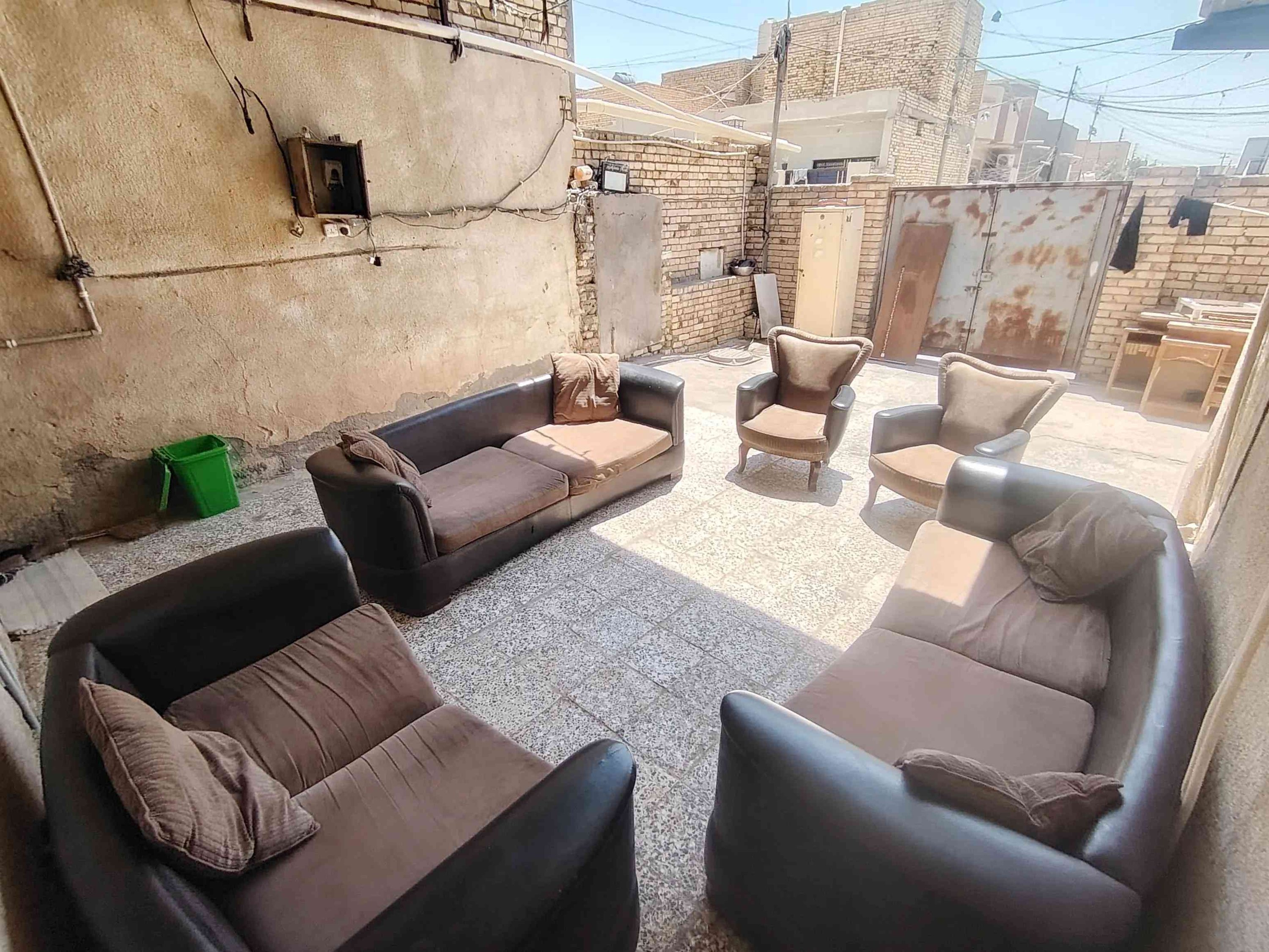 مناسب جدااا  طخم قنفات مستخدم  تركي جلد يحمل ١٠ أشخاص نظيف مع 5 كوشات ب 200 ألف *********** العمارة حي العسكري نهاية سايدين حي الفنانين 
