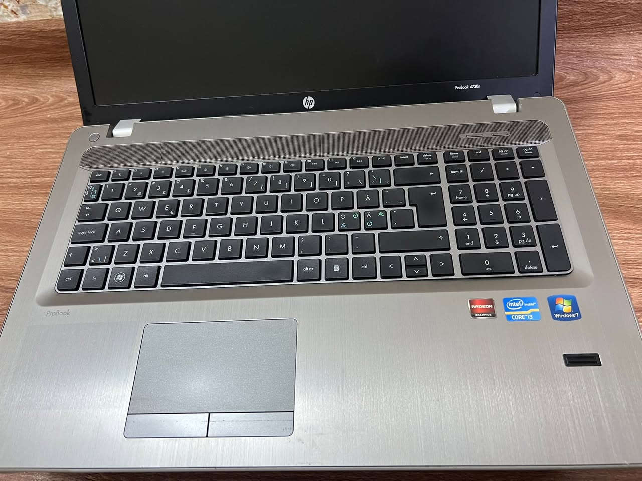 لابتوب hp كوراي ثري الجيل الثاني حجم الشاشه١٧.٣
الرام ٨ كيكه الهارد 
الهارد ٦٥٠ كيكه 
كارت الشاشه الاول انتل ٢ كيكه 
كارت الشاشه الثاني amd واحد كيكه 
السعر ١٧٥ 
التواصل واتساب / ***********
