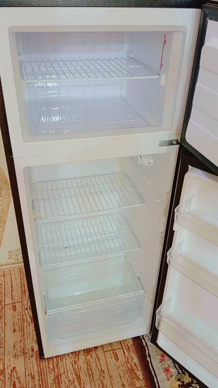 ثلاجه جديده نوعيه ممتازه ارتفاع 12 قدم  و واسعه من الداخل  مشتغله 10 ايام فقط
ناحية الفضليه 
بيع مستعجل ب300 وبيه مجال 
للاتصال ***********
