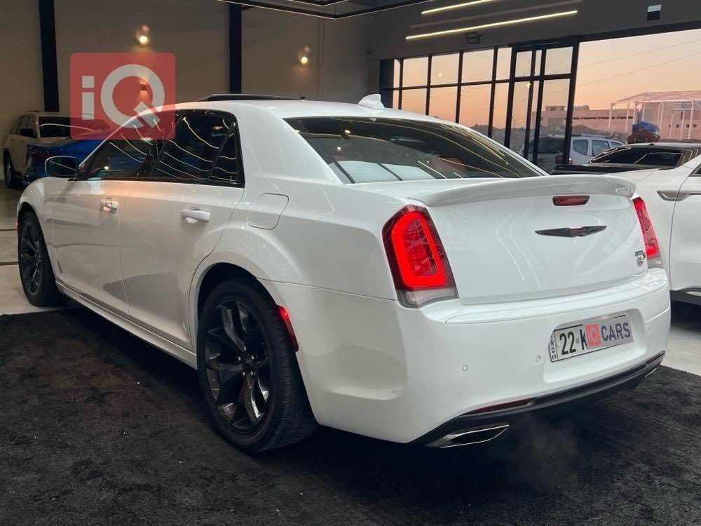 كرايسلر (اوباما) ريد اديشن 1/1
الموديل : 2021 . (كندي) . 
العداد :54
المحرك : V6 . 3.6L . 
المواصفات :
*  پانوراما . 
* رادار امامي مع مانع تصادم . 
* تحذير الخروج عن المسار . 
* نقطة عمياء . 
* مصابيح امامية زنون مع LED . 
* ويل قياس 20 أنج . 
* حساسات مع مانع تصادم خلفي . 
* بردة خلفية كهربائية . 
* شاشه كبيرة مع نظام ملاحة نفكيشن GPS .
* سستم صوت الپاين مع سماعات بريميوم ودمام بلصندوق.
* مقاعد أمامية كهربائية عدد 2 . 
* ذاكرة لحفظ وضعيات الجلوس (ميموري) . 
* مقاعد أمامية تبريد وتدفئة . 
* مقاعد خلفية تدفئة . 
* تشغيل عن بعد . 
* ستيرن كهربائي . 
* تدفئة ستيرن . 
* محدد سرعة . 
* تلفون بلوتوث . 
* كاميرا خلفية .
* مرايا متحسسة للاضاءة العالية .
* كير شفتر بالستيرن . 
* دخول ذكي (بصمة) .
بدون صبغ 
هزة وسنوية جديد
رقم اربيل انكليزي
مكان السياره موصل
 رقم***********   *********** سعره (360)مجال بصيط بيع فقط نقد بدون مراوس
