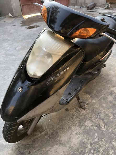 سلام عليكم شباب دراجه بريز كلها بلاديه كلها شغاله نكره سلف هندر بكل وقت مكينتها خرسه لانضوح لا تبخير نضيفه كلش السعر ٦٠٠وبيها مجال للشراي المكان بغداد البياع الشرطه الخامسه رقمي*********** الشراي يدلل
