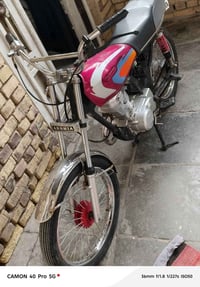 دراجه ال بيع سعرها ٦٥٠ وبيه مجال أوراق اصوالي دراجه نضيه كلش بس همالته...