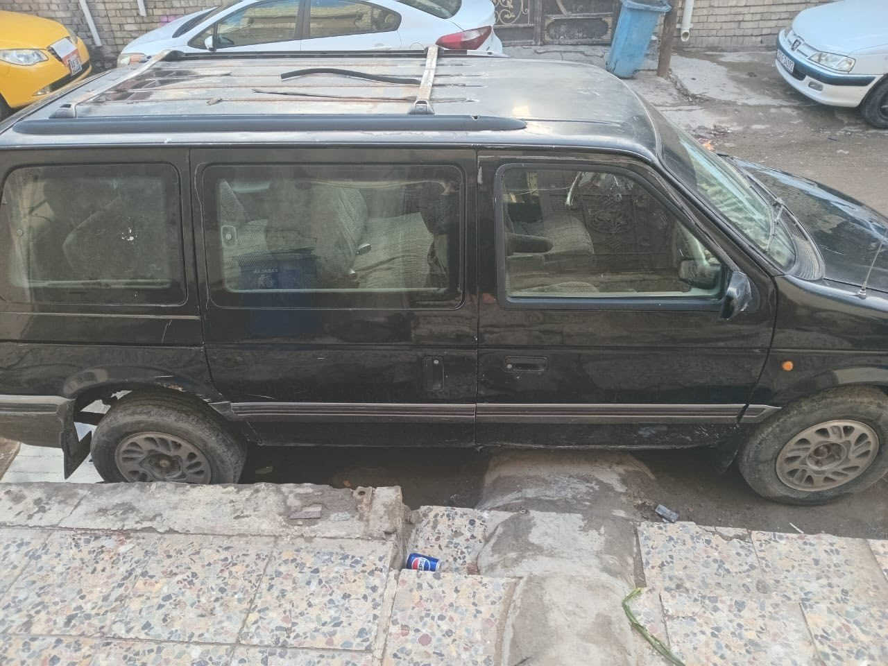 تفاصيلها
سياره دوج 
مديل 1992
بلكات جدد لآيتات كهربائية نضيفه وشغاله 
واشتغل عليها 
الغرفه حلوه ومرتبه كل التكاليف كلها علي مال تحويل والغرامات اني ادفعه سياره نظيفه وحلوه انت عليك بس تغير الرقم الجديد رايدها28 
الشراي يتصل على رقم ***********
