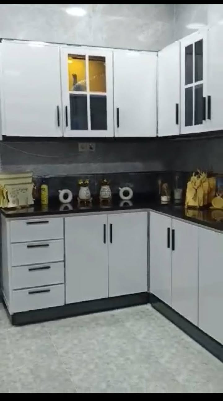 دار للبيع حي سماح الثانية منطقة ال24 مساحة  110 متر ركن مربع على شارعين موقع مميز
البيت بلدية داخل بل تمليك وبي كرت
فول 
يتكون من غرفة نوم وهول وستقبال ومطبخ وصحيات وكراج
الاستفسار انتصل عل أرقام 
***********
***********
مكتب قصر الريان حي عدن شارع التنانير قريب عل صيدلية اليمامة
