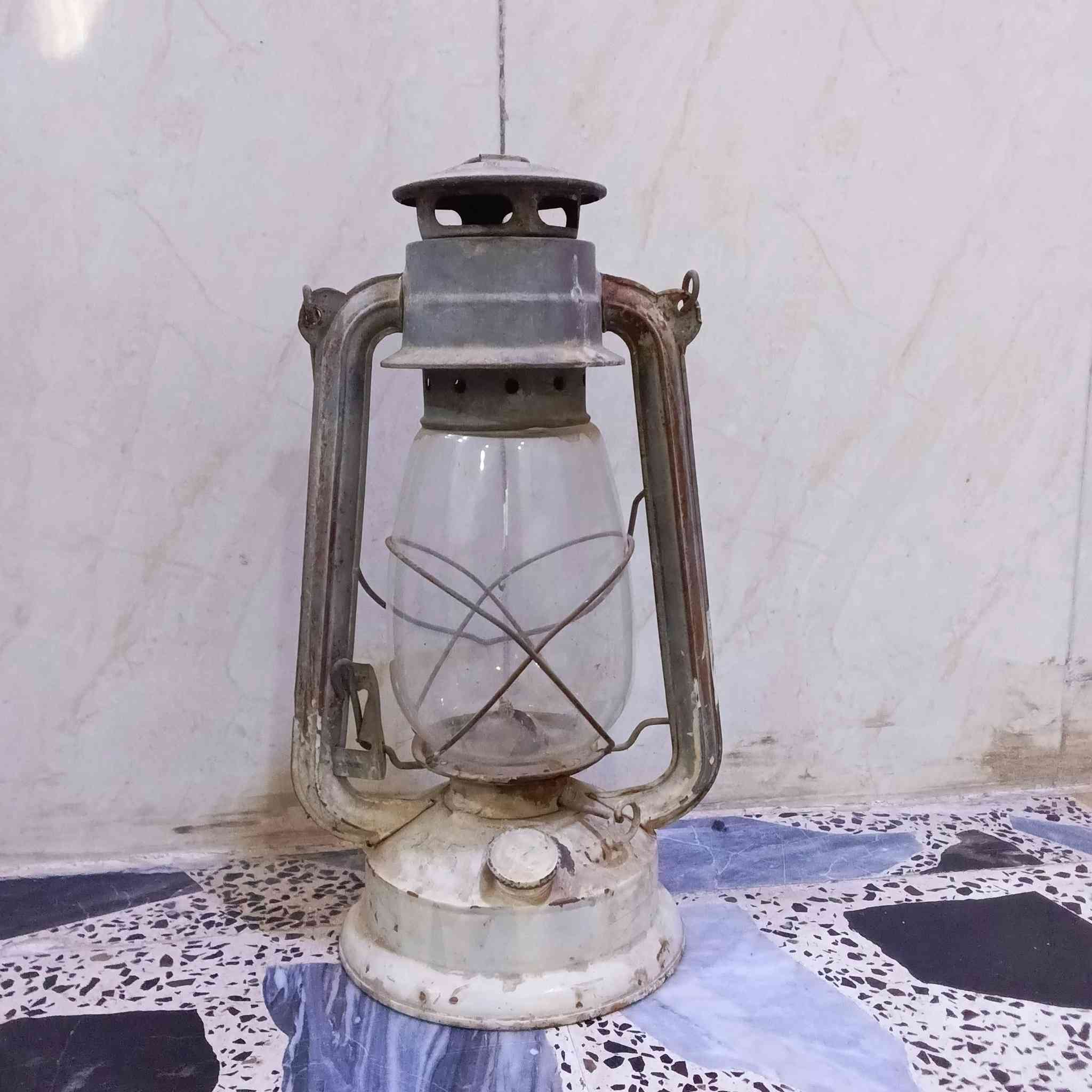 السلام عليكم عندي فانوص  قديم صيني الصنع يشتغل على النفط  السعر على الخاص للستفسار عبر الرقم الاتي (***********)
