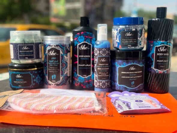 ✅ فوائد مقشر النيلة للجسم:مع بكج النيله المغربيه الزرقاء للجسم 

1. تفتيح البشرة وتوحيد اللون: يقلل من البقع الداكنة، آثار الشمس، والتصبغات.

2. إزالة الخلايا الميتة: يعمل كمقشر طبيعي يعيد للبشرة نعومتها ولمعانها.

3. تنعيم فوري: يعطي ملمس حريري للجسم بعد الاستحمام.

4. تفتيح المناطق الحساسة والداكنة: مثل الركب، الأكواع، الإبطين.

5. علاج آثار الشمس: يقلل من بهتان البشرة الناتج عن التعرض الطويل لأشعة الشمس.

6. شد وتغذية البشرة: يساعد على تحسين مرونة الجلد ويمنحه مظهراً مشرقاً.

7. رائحة منعشة: غالباً يُمزج مع أعشاب وزيوت عطرية تعطي الجسم رائحة مميزة بعد الاستخدام.
تألقي مع كوزمتك العرائس 😍 
❤كوزمتك العرائس❤ 
زورونا على رابط الانستكرام
https://instagram.com/al_3raes2?utm_medium=copy_link
العنوان 🥰ا كوزمتك العرائس المجمع الذهبي الطابق الاول
🎊للأستفسار مراسله الصفحه📩🌈
او المراسله على الواتساب ***********🌹
