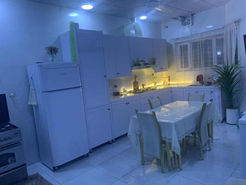 بيت في مجمع بوابه المثنى ٢٠٠م طابق واحد بناء  على ايدي  غرفتين صاله وبراني ومطبخ ومجمع صحي  مطلوب الى مصرف العقاري ٩٧ اقساط الشهري ٥٠٤ الف 
 السعر الكلي١٥٧ وبي مجال  الاتصال ***********
