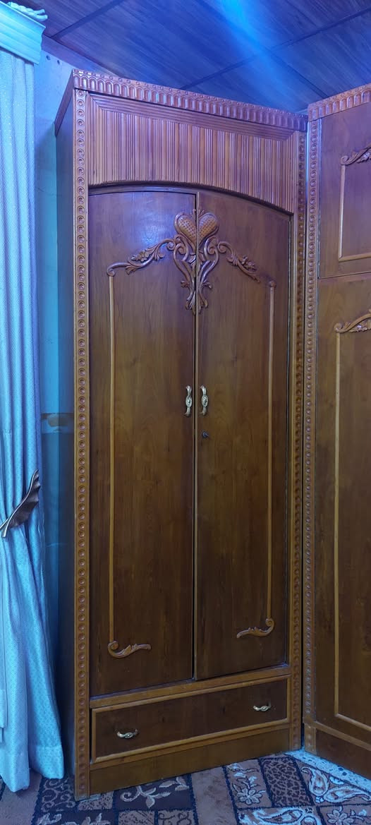 سلام عليكم غرفة 7قطع صاج عراقي  نظيفة كلش السعر ٦٠٠ وبيها مجال مكاني الايسر برطلة الخاص مفتوح *********** وتساب مفتوح
