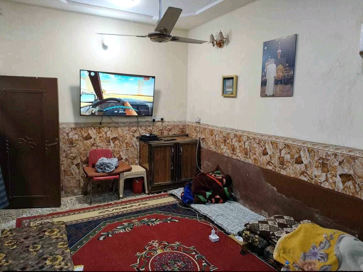 السلام عليكم بيت 100متر طابق ونص يحتوي في الطابق الثاني غرفه وحمام وتواليت والطابق الارضي استقبال وغرفه اخيره وحولي ومطبخ حراري وبارد العنوان الحسينيه بدايه مسقط قرب مجمع مسقط الطبي السعر 55 مليون.رقم ثاني ***********