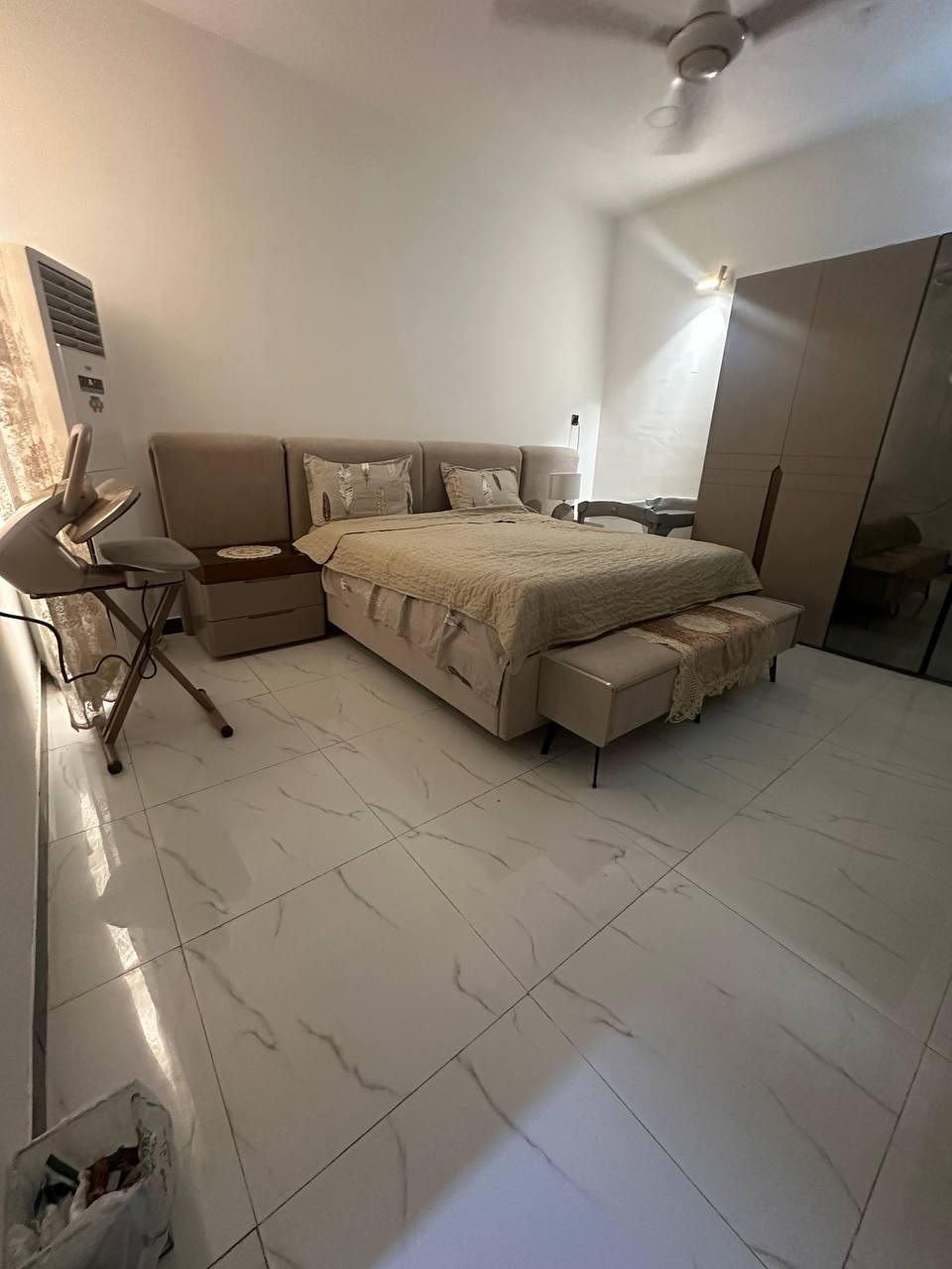 🏦دارللبيـــــــــع   حي #الـمـحاربين  
قرب جامع المحاربين 💯  موقع ممتاز
درج خارجي سنة البناء 2018 
___________
المساحــــــة // 104  متر    
الواجهة/8 متر 

طابو ملك  صـرف 
___________________
 #الطابــــــــــــــق #الأرضـــــــــــــي
2  غرفـ نوم وهول صحـــــــــــيات ومطبخ

#الطابق_الثـاني
 2 غرف نوم  وهول وصحيات ومطبخ 
__________________
الـسـعر خـاص 

___________________💲

#مكتـــــــــب   🏛️الــقنـد لـلـعقـار 🏛️

#الكائــــــــــن

 🌳  شارع_الكرامة المشجر🌳 _مجاور مجمع السرور 

       *********** 

*********** 
_____________________________________________
