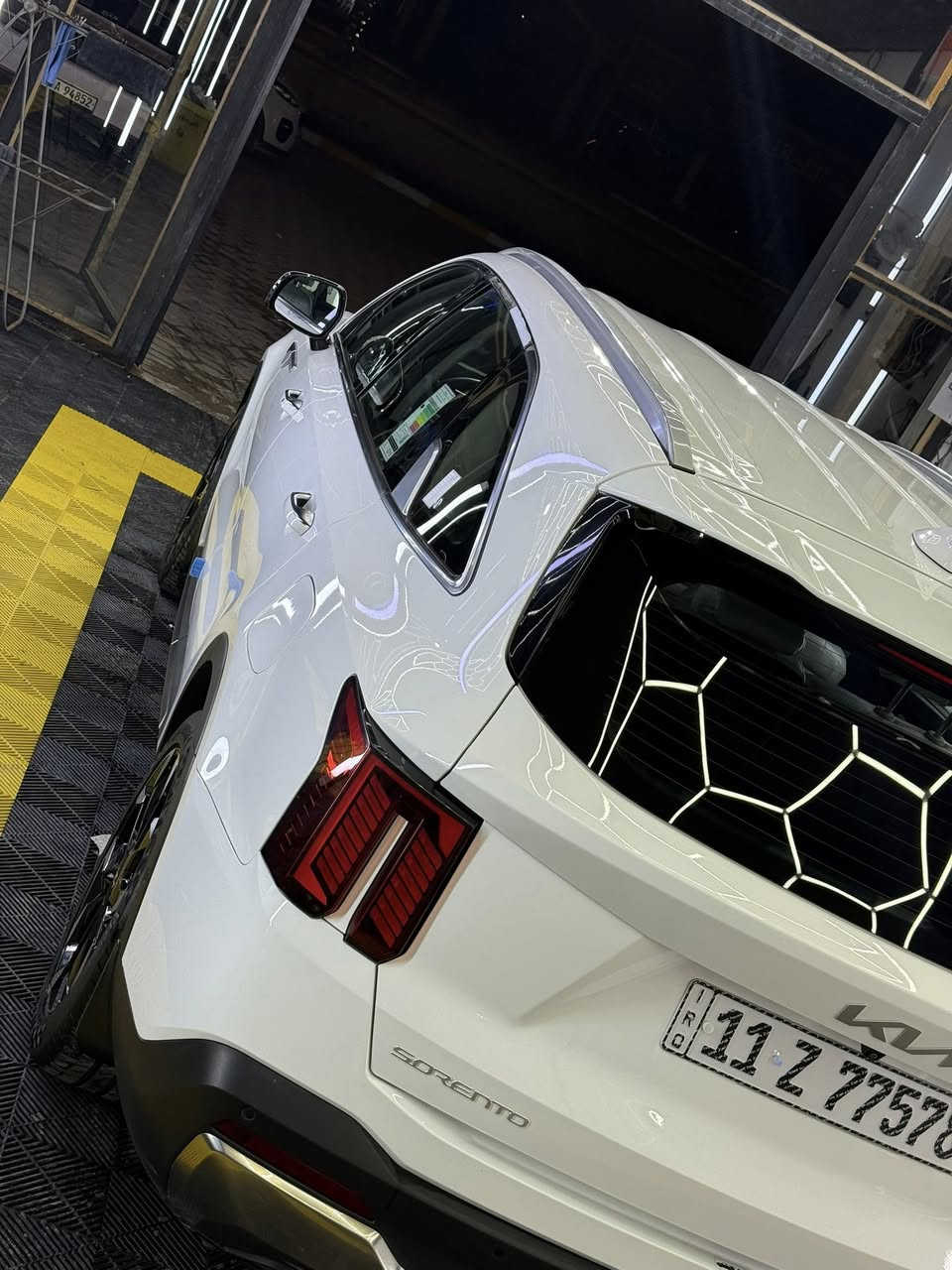 سورينتو 2025  لون ابيض رقم بغداد 6 سلندر  سبعة راكب مكفولة 
الارضية مغلفة جلد و الكشنات جلد 
كشنات كهرباء 
مرايا شفط. 
اشارات بالمرايا
اربع كاميرات محيطية 
حساسات محيطية امامي و خلفي و جانبي 
حساسات اطارات  
ويل 20 
الجنطه شفط كهرباء 
الگير ماوس
رادار و وقوف ذاتي 
بردات خلفية بلادية 
تحكم كامل بالسيارة عن طريق الريمنوت ( تقديم و ترجيع السيارة 
عن طريق الريموت. ) 
اربع بصمات ( تشغيل وابواب و جنطة ) 
داتا شو 
كاميرات نقطة عمياء في الدشبول تفتح مع الاشارة  
بارد كلش كلش صغيرون بالجاملغ الخلفي يم البگ لايت و الباقي مكفول 
ماشية 23  الف  
مكان السيارة الديوانية.  
***********
