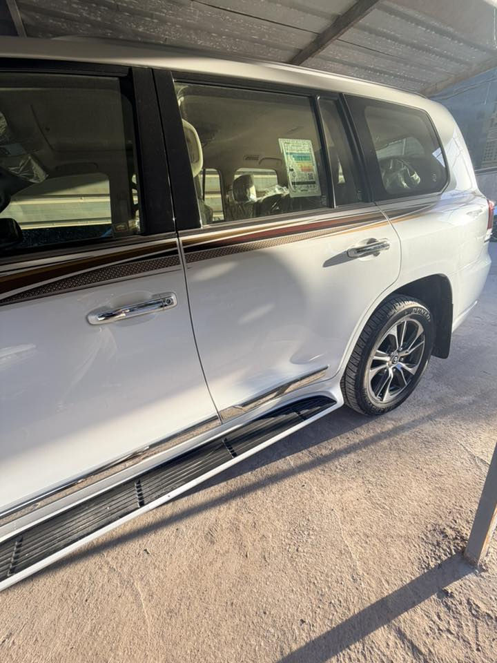 السلام عليكم
للبيع | تويوتا لاندكروزر  GXR grand touring بريم موديل 2020  . رقم بغداد  المجدد والسنوية نافذة لغاية ٢٠٣٠  والسيارة باسمي .

السيارة كفالة من الضربة والصبغ والتبديل والسيارة بحالة ممتازة . مع الهيدفونات والكتالوكات والأرضيات البلادية . 

محرك سيارة 4000. V6 ، بصمه أبواب عدد / ٢  . 

صندوق كهرباء شفط 

تشغيل عن بعد 

فتحه سلايد 

كشنات امامية  كهرباء 

كشنات جلد  ، مري شفط  وقلاب   

ثلاث قطع تبريد  

حساسات امامية وخلفية وكاميرات ٣٦٠ وسائد هوائية  عدد ٨ . 

 دبل ماوس 

  ماشية ٦٣ ألف كم  حقيقي استخدام شخصي . وقابل للزيادة . 

  لون ابيض صدفي 

السعر ( ٥٦٠٠٠ ) $ 

للإستفسار  اتصل على : 

                                                                 ***********
