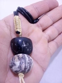 قلاده من حجر السلوى والعطف القديمان  التواصل خاص او على الرقم 07805798...