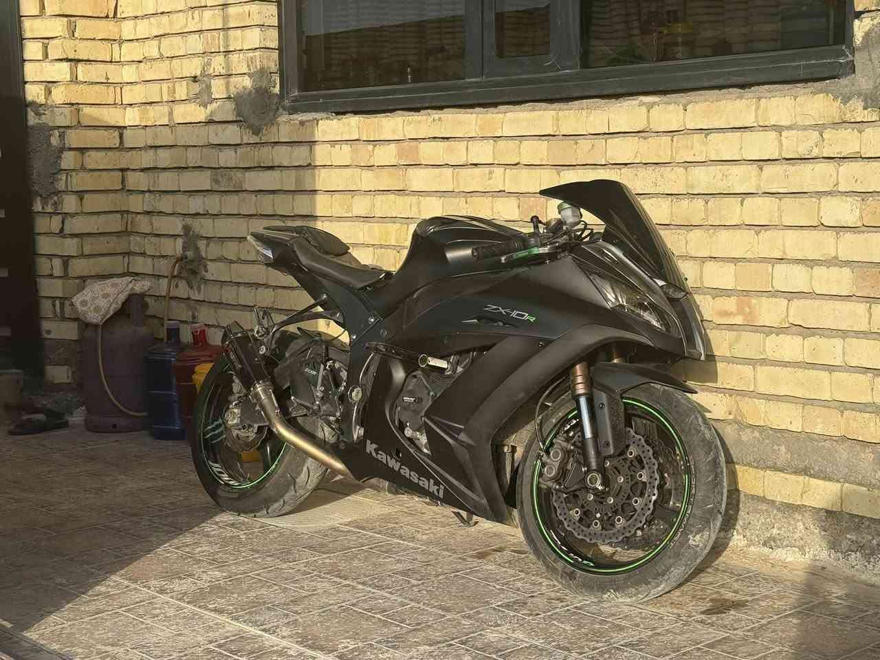 كاوسكي نينجا zx-10rللبيع موديل ٢٠١٤ ماشيه ١٤ الف  سعر ٨٥ ورقه لتواصل ***********
