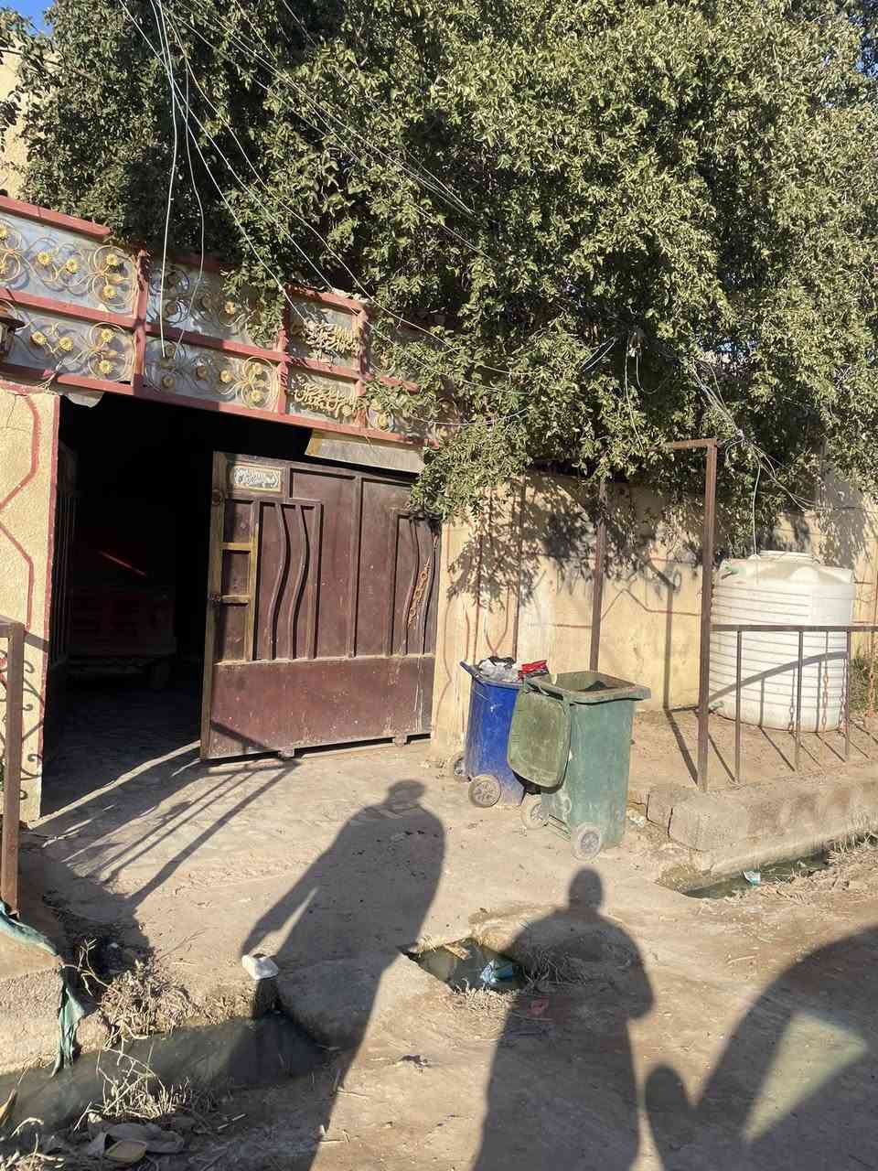 بيت ٢٠٠ متر طابق ونص للبيع قرب سوق    الشمري ***********
